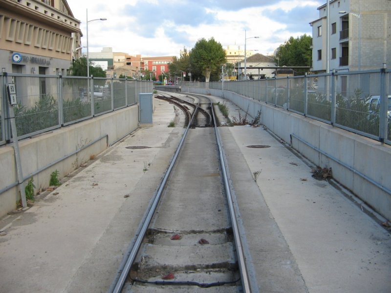 07.11.06,Mallorca/Manacor,--feste Fahrbahn--Einfahrt in den Bahnhof Manacor.