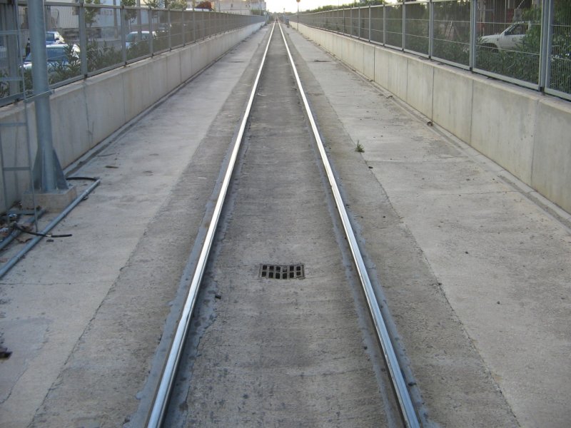 07.11.06,Mallorca/Manacor,--feste Fahrbahn--Einfahrt in den Bahnhof Manacor.