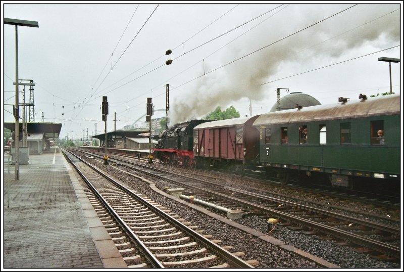 078 468 durchfhrt mit einem Dampfzug am 27.05.07 den Bahnhof Kln-Messe/Deutz. 