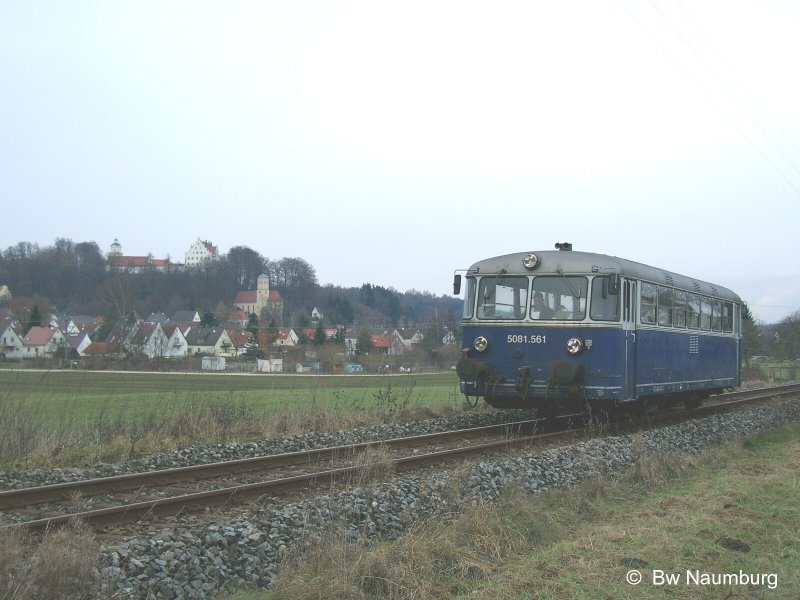 08.12.2005  vorletzter Einsatztag f�r 5081.561 auf der Mittelschwabenbahn. Ab 10.12. konnte DB-Regio diese Leistungen wieder mit 642&acute;ern abdecken. Hier verl�sst der Vt gerade den Haltepunkt Neuburg (Kammel).