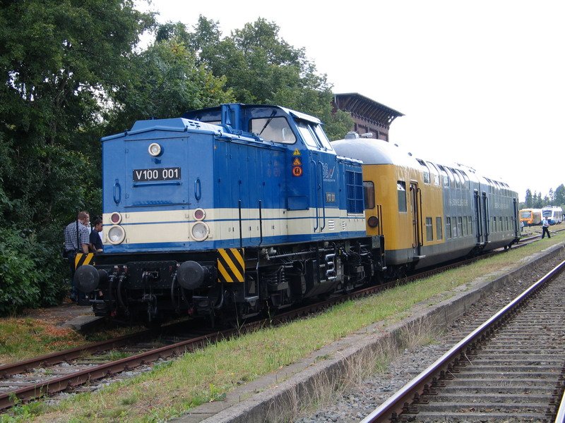 08/2004 Bahnhofsfest im Bf. Hagenow Stadt Sonderzug mit V100