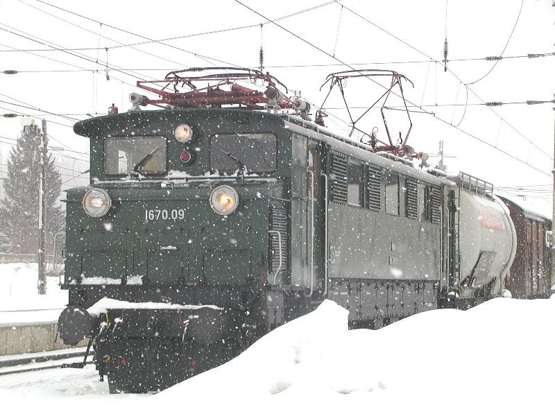 09.03.2005, 1670.09 mit Gterzug im Bahnhof Kirchberg in Tirol