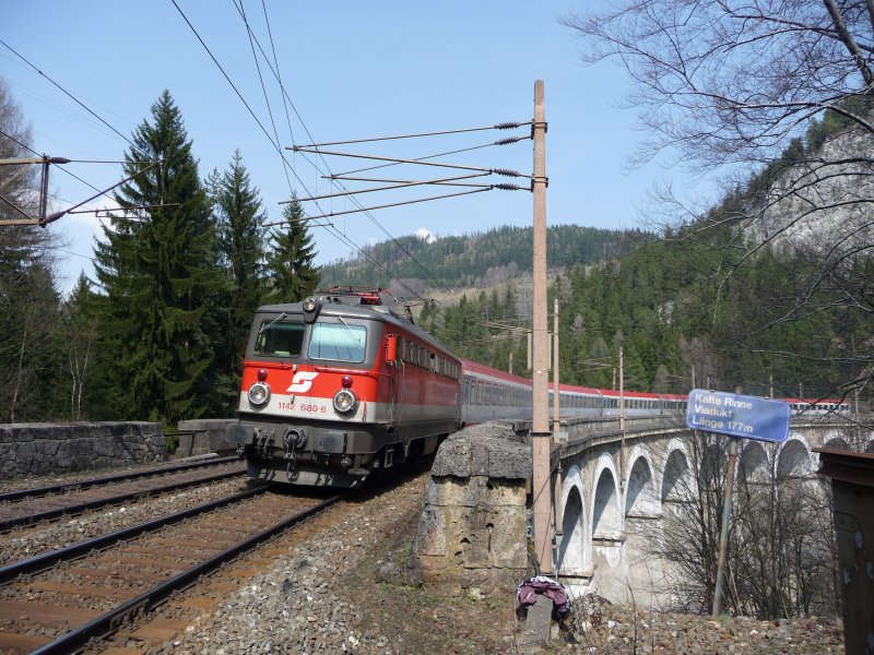 09.04.09, Breitenstein: Die 1142 680-6 zieht einen sechsteiligen Modularwagenzug den Semmering hinauf und berquert dabei das 177m lange Kalte-Rinne-Viadukt. (Originalauflsung 3456x2592)
