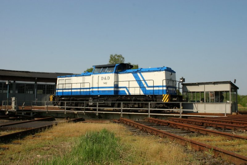 09.05.2006 V 100 von D & D 1402 im ehem. BW Hagenow Land vor dem Lokschuppen