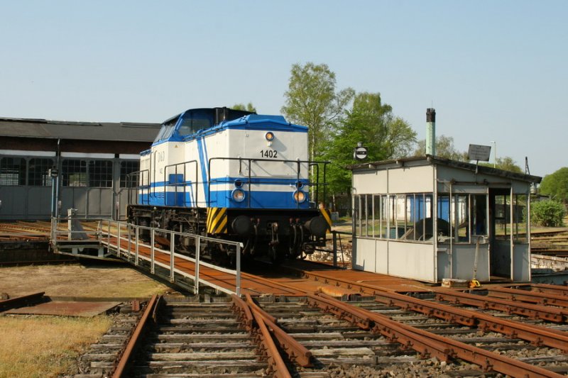 09.05.2006 V 100 von D & D 1402 im ehem. BW Hagenow Land vor dem Lokschuppen