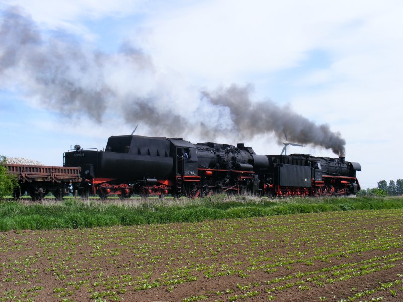 09.05.2009   Schotterzug Flechtingen-Stafurt

BR44 1486 und BR52 8184 zogen rund 25 Flachwagen der PBSV-Verkehrs GmbH Beladen mit Schotter
Hier zwischen Gro Ammensleben und Meitzendorf / hhe Windmhle