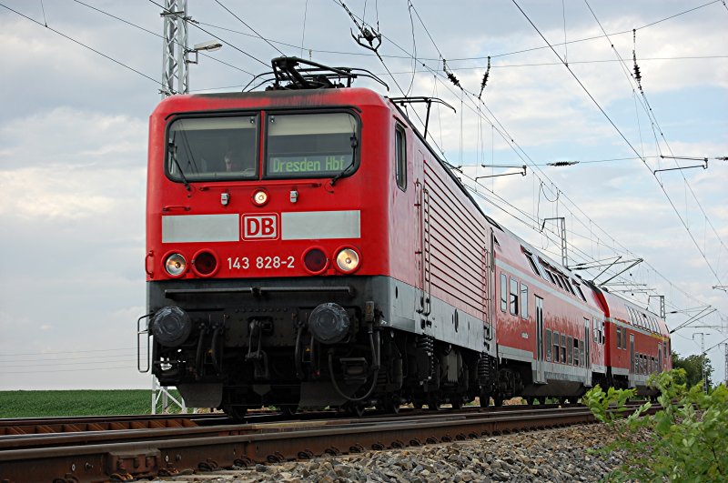 09.07.2008 143 828-2 als RB 31 von Elsterwerda-Biehla kommend, 
hier bei der Einfahrt Groenhain (Berl.Bhf.).
