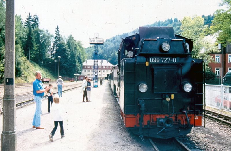 099 727-0 mit Personenzug im Kurort Kipsdorf. Natrlich vor der Flut 2002. Da Politiker noch nie das gehalten haben, was sie versprechen, hoffe ich, dass die rtlichen Enthusiasten dafr sorgen, dass das bald wieder Realitt wird. Hinweis: eingescanntes Dia