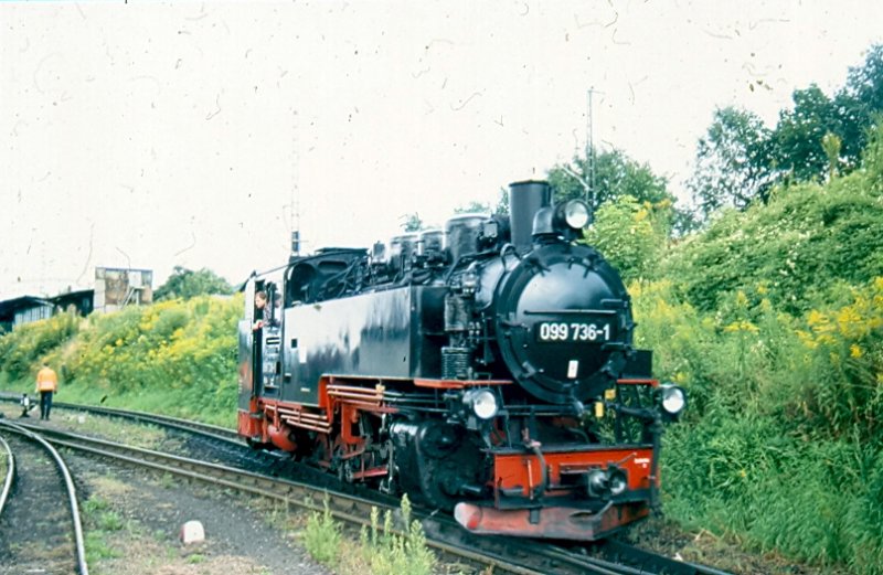 099 736-1 bei Rangierarbeiten in Freital-Hainsberg. In der Hoffnung, dass dies bald wieder Alltag wird. Hinweis: eingescanntes Dia