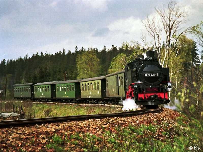 099 738 (99 1773) mit Zug 14315 in der Kurve hinter Kretscham-Rothensehma (10. Mai 1992)