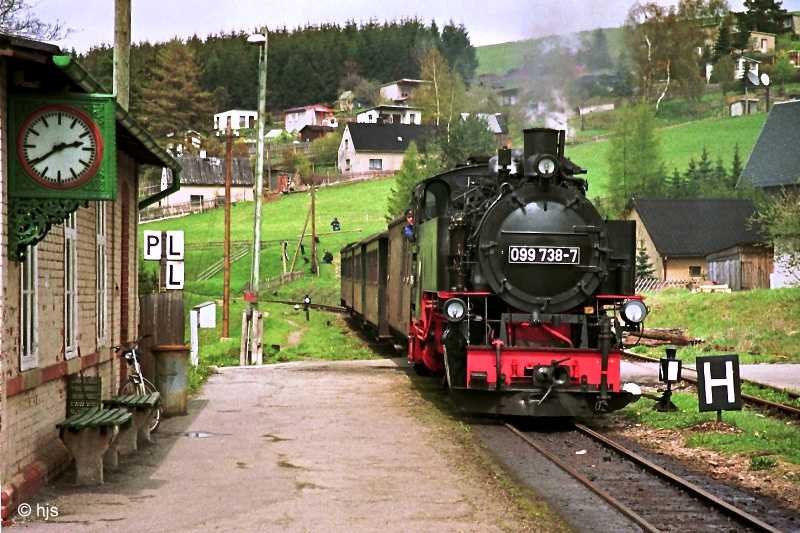 099 738 (99 1773) mit Zug 14315 in Neudorf (10. Mai 1992)