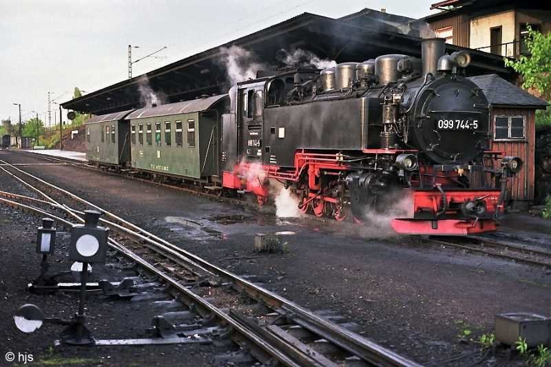 099 744 (99 1780) mit dem abendlichen GmP in Freital-Hainsberg (11. Mai 1992). G�ter sind offensichtlich nicht zu bef�rdern, und f�r die Passagiere d�rfte der einzige Personenwagen �berreichlich Platz bieten.