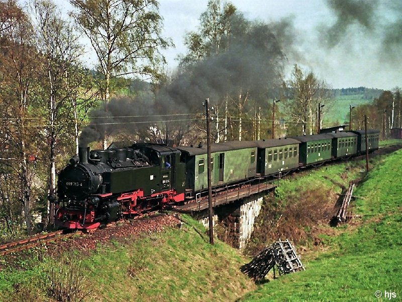 099 749 (99 1785) verlsst mit Zug 14307 den Hp. Unterneudorf (8. Mai 1992).