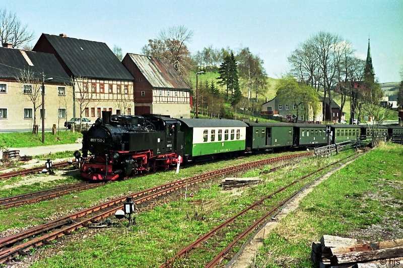 099 750 (99 1786) fhrt mit Zug 14309 in Hammerunterwiesenthal ein (8. Mai 1992).