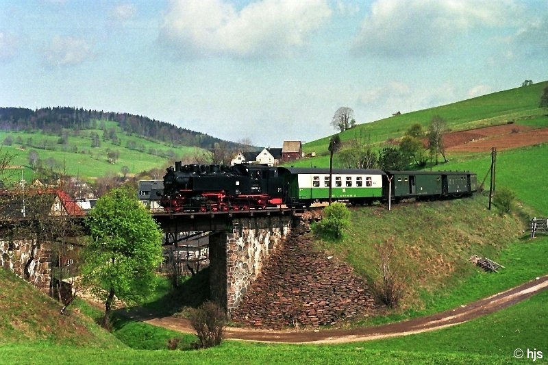 099 750 (99 1786) mit Zug 14309 bei Neudorf (8. Mai 1992)