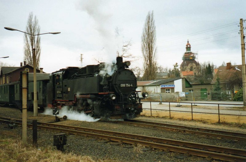 099 754-4 mit ihrem Personenzug von Radebeul Ost nach Radeburg steht am 30.01.1994 in Mortitzburg zur Abfahrt bereit.
