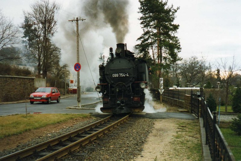 099 754-4 mit Personenzug von Radebeul nach Radeburg kurz nach Ausfahrt aus Hp Weies Ro am 30.Januar 1994