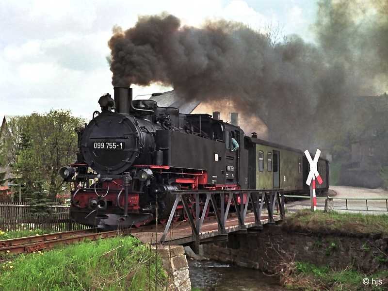 099 755 (99 1791) berquert die Sehma in Neudorf (8. Mai 1992).