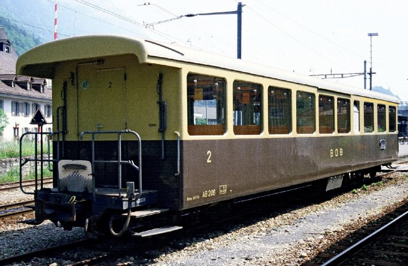 1 + 2 Kl. Personenwagen AB 206 Abgestellt im Bahnhof von Interlaken Ost im Juni 1985 .. Bild ab Dia