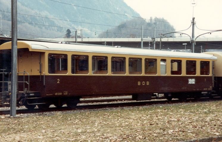 1 + 2 Kl Personenwagen AB 209 im BOB Bahnhofsareal von Interlaken Ost im April 1984
