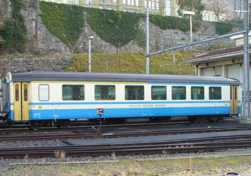 1 + 2 Kl. Personenwagen AB 305 Abgestellt im MOB Bahnhofsareal von Montreux am 31.12.2006