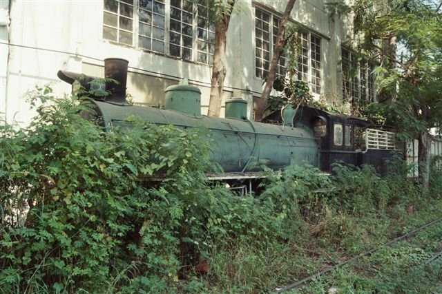 1-Dh2-Dampflok RSR Nr. 336 vor der Werksttte Makkasan der Thailndischen Staatsbahn (SRT), 01.12.2008. Diese Lok wurde 1913 von SLM-Winterthur als G 4/5 Nr. 123 an die Rhtische Bahn geliefert und 1926 ins damalige Siam verkauft, wo sie bis 1966 vorallem auf der Nordstrecke Bangkok-Chiang Mai eingesetzt wurde.
