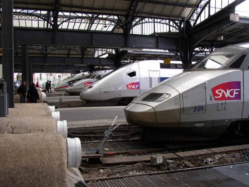 1 ICE 3 und 3 TGV unterschiedlicher Baureihen stehen am 06.04.08 im