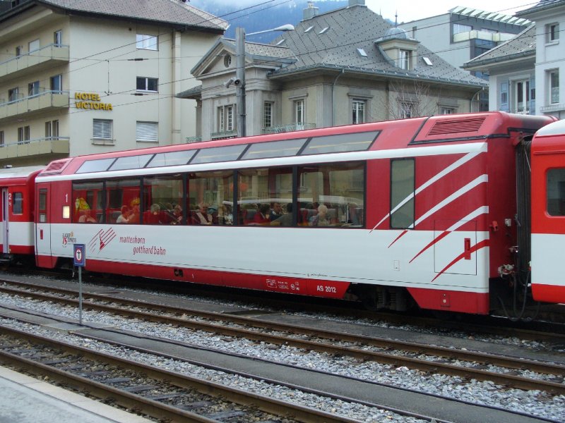 1 Kl. Panoramawagen AS 2012 im MGB Bahnhof von Brig am 10.03.2007