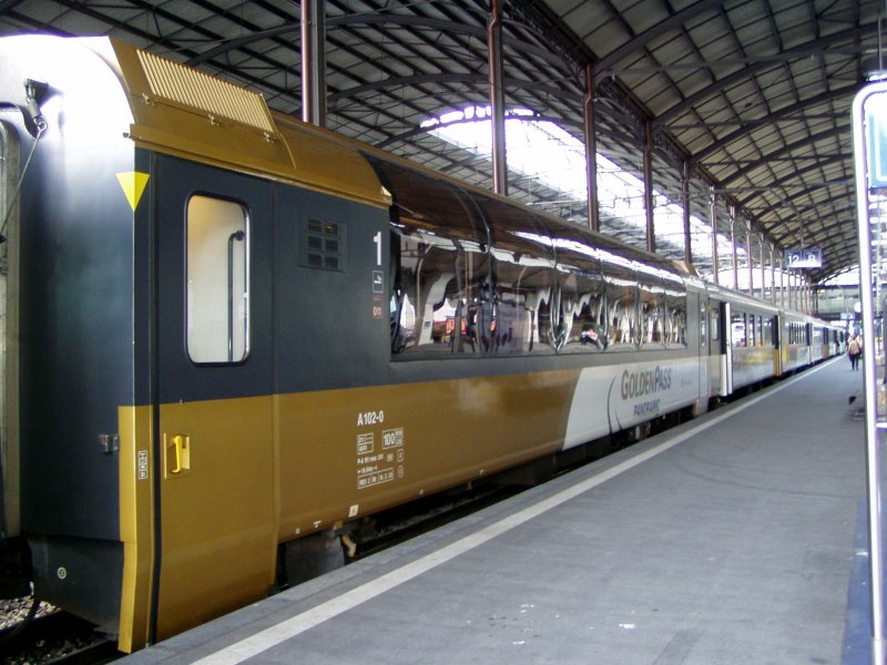 1. Klasse Panorama Wagen vom Golden Pass in Luzern. 16.04.2005