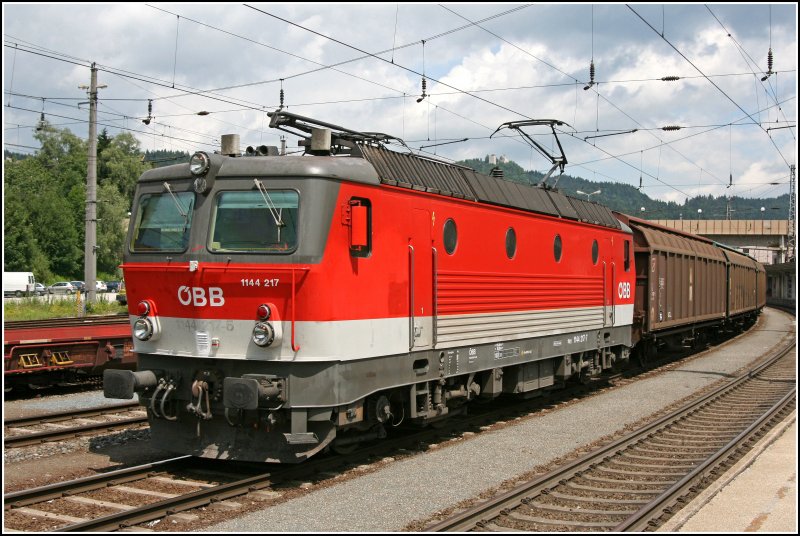1 Minute nach der Ausfahrt des Stahlbrammenzuges nach Verona, rollt die Innsbrucker 9181 1144 217 mit ihrem Gterzug auf die Ausfahrgruppe zu. (30.06.07)