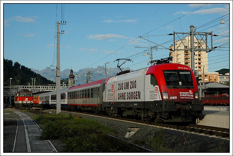 1. Tag unseres West�sterreichurlaubes. Der EN 464  Z�richsee  brachte uns von 24.7. auf 25.7.2007 von Graz nach Feldkirch in Vorarlberg. In Feldkirch kommen die Autotransportwaggons vom Zug und der Zug wird mit dem D 414 (Waggons sieht man am Zuganfang) aus Beograd vereint. Weiters findet in Feldkirch auch ein Lokwechsel statt. Die Aufnahme vom 25.7.07 zeigt den EN 464  Z�richsee  bei der Ausfahrt aus Feldkirch nach Z�rich. Die �BB Maschine bleibt �brigens bis Buchs am Zug.