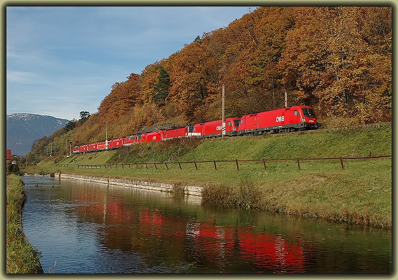 10-fach Lokzug von Bruck an der Mur nach Wien, angefhrt von 1116 199 in Schlglmhl am 26.10.2006. Ich war ehrlich gesagt selbst berrascht, glaubte ich bisher, dass dieser Lokzug nur an Sonntagen fhrt und nicht an Feiertagen. Die vierte Maschine von hinten gesehen war 1044 097, eine der letzten Maschinen der Reihe 1044 die noch ihren blutorangen Altlack besitzt.