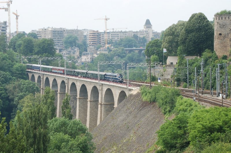 10 Juni 2007 Sonderzug mit Nohab auf dem Viaduc Pulvermuhle, bei der Fahrt zum Eisenbahnfest in Ettelbruck. Der Sonderzug hat eben den 400m entfernten Hbf Luxemburg verlassen.