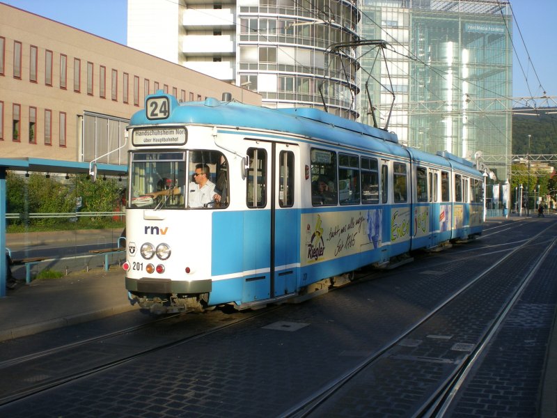 10 Minuten vorher, also um 18:03 Uhr, fuhr der Wagen 201 auf der gleichen Linie. Heidelberg HBF, 26.09.2008.