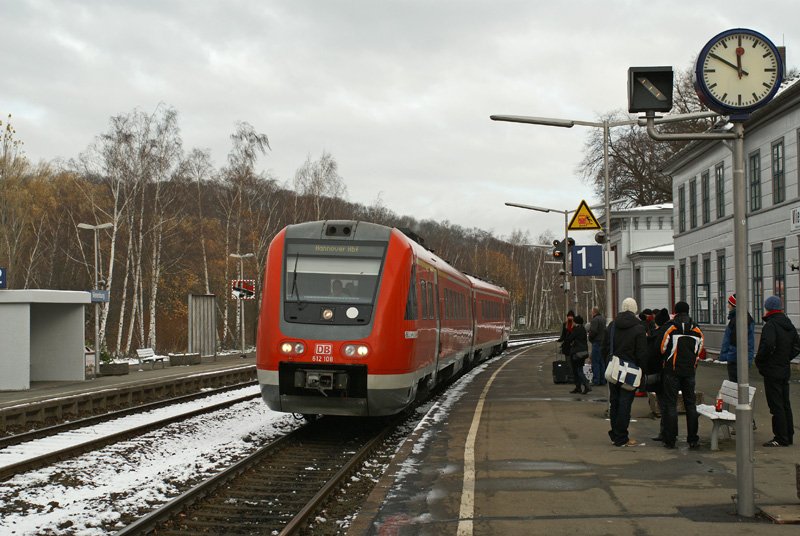  10 vor Zwlf  ist es fr die 612er auf der KBS 330 sicherlich nicht, auch wenn die Bahnhofsuhr von Vieneburg genau diese Uhrzeit anzeigt hat, als 612 108 als RE 3608 nach Hannover Hbf am 23.11.2008 in den Bahnhof eingefahren ist.