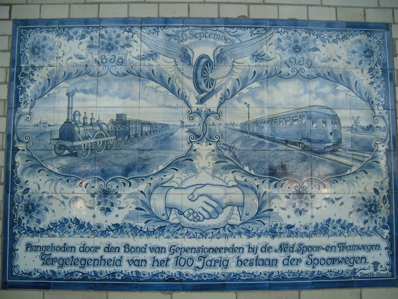 100 Jahre Eisenbahn in Niederlande: Diese schnen Kacheln befinden sich im Bahnhof Haarlem. Das Bild steht fr ein historisches Ereignis und ist aufgrund des Alters selber schon wieder historisch.
15.08.09