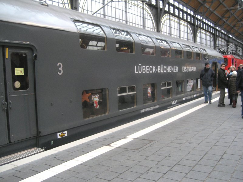 100 Jahre Hauptbahnhof Lbeck.
Zum Jubilum wurden auch die historischen
Doppelstockwagen der   Lbeck-Bchener Eisenbahn  ausgestellt.
13.12. 2008