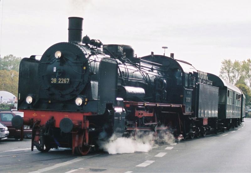 100 Jahre Neusser Eisenbahn. P8 38 2267 aus Dahlhausen auf der Neusser Hafenbahn am 24. Oktober 2004
