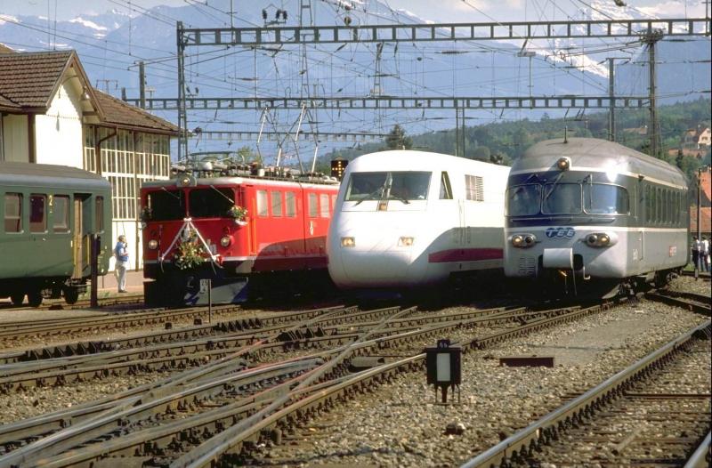 100 Jahre Rhtische Bahn.Paralleleinfahrt von Ge 6/6 II,ICE der DB (Prototyp)und RAe Euro City  Gottardo  am 20.Mai 1989 in Chur  (Archiv P.Walter)