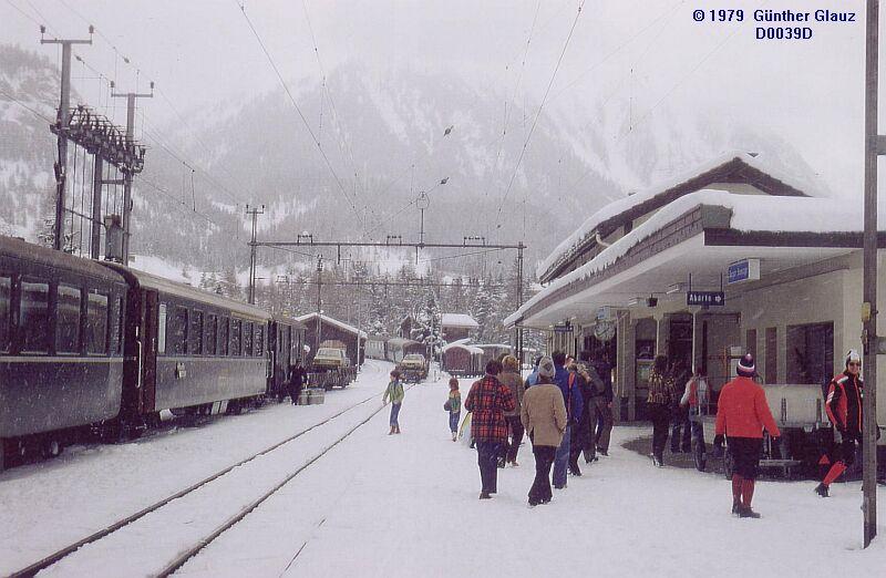100 Jahre RhB-Strecke Thusis - Celerina, Albulabahn, erffnet am 27.06.1903 - ein paar Fotos zum Jubilum, aufgenommen im Mrz 1979 zwischen Bergn und Preda. - Bahnhof Bergn, ein Reisezug fhrt gerade in Richtung Preda, der zweite wird bald den Bahnhof in Richtung Thusis verlassen. Beide Zge haben Autotransportwagen, im Winter ist die Albula-Pastrae gesperrt. 
