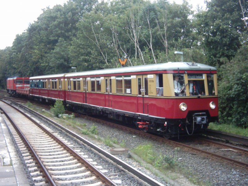 100 Jahre S-Bahn in Hamburg. Am 02.09.2007 wurde dieses Ereignis gefeiert. Zu Gast auch der ET 167 der Historischen S-Bahn Berlin, hier bei Rangierarbeiten im Bahnhof Ohlsdorf. Leider war insgesamt alles relativ schlecht organisiert. Bei der Fahrzeugparade zwischen Ohlsdorf und Poppenbttel gab es keine vernnftigen Fotostandpunkte und im Werk Ohlsdorf waren smtliche Fahrzeuge sehr Foto-Feindlich aufgestellt. Die Dampf-Sonderfahrten waren hoffnungslos berfllt und um die Besichtigungstouren haben die Besucher bald Krieg gefhrt. Schade eigentlich