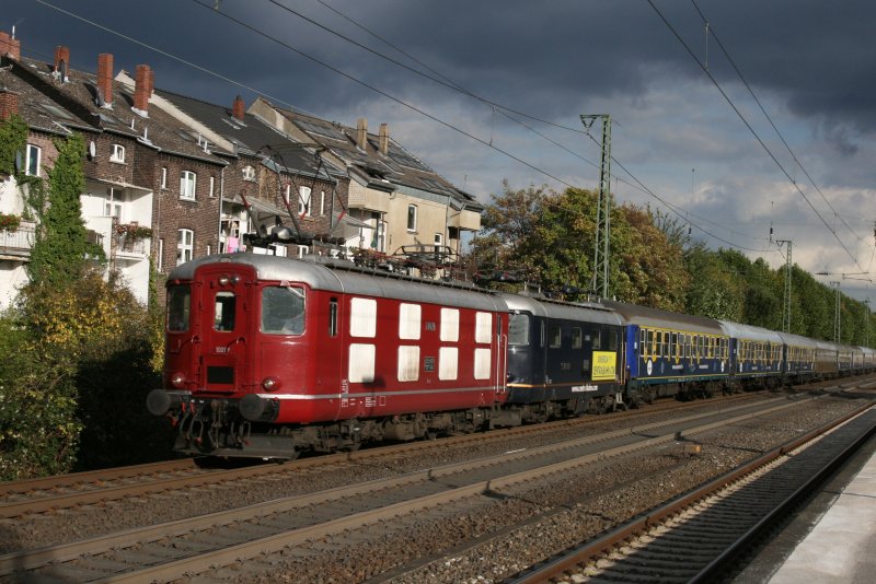 10019 von der Centralbahn mit einem Sonderzug in Dsseldorf Oberbilk am 18.10.2009.