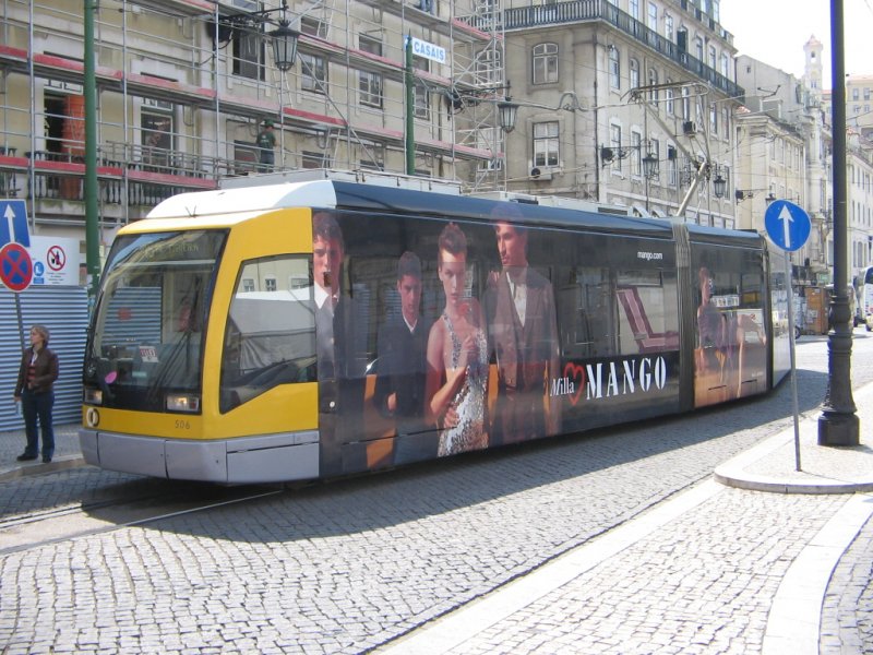 10.04.07,Lissabon,moderne Straenbahn mit Vollwerbung.