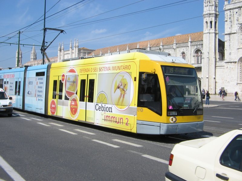 10.04.07,Lissabon,Straenbahn mit Vollwerbung.