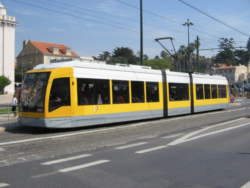 10.04.07,moderne Straenbahn in Lissabon.