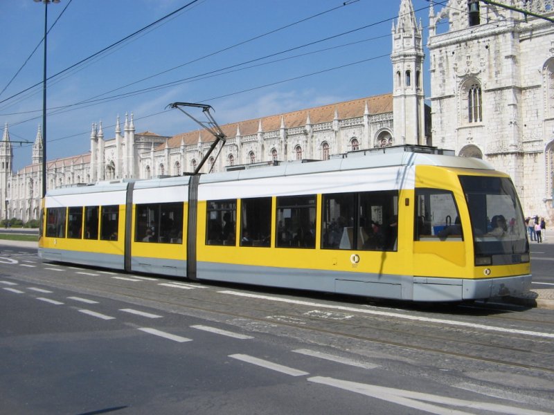 10.04.07,moderne Straenbahn in Lissabon.