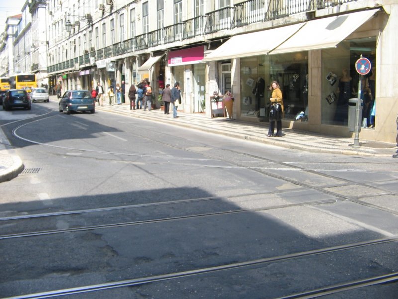 10.04.07,Portugal/Lissabon/Tramgleise.Am linken Bildrand berhrt das Gleis den Gehweg.Enge Verhltnisse in den Straen von Lissabon.