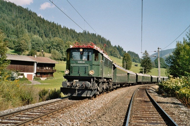 10.08.2004, 1245.04 mit dem  Giselazug  kurz vor der Haltestelle Windau