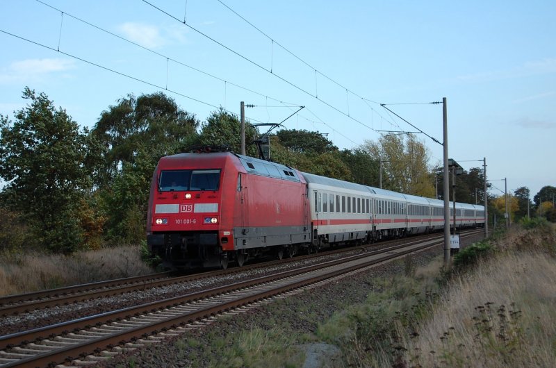 101 001-6 Die 1. ihrer Gattung am 04.10.2009 kurz vor berquerung des Mittellandkanals bei Peine