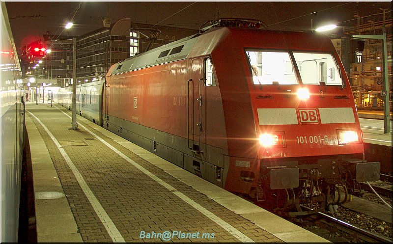 101 001-6; erste ihrer Baureihe mit inzwischen �ber 4,2 Millionen(!) Betriebskilometern am 21.10.09, 22:50 Uhr in M�nchen Hbf. als Vorspann des Talgo-Hotelzuges nach Berlin.